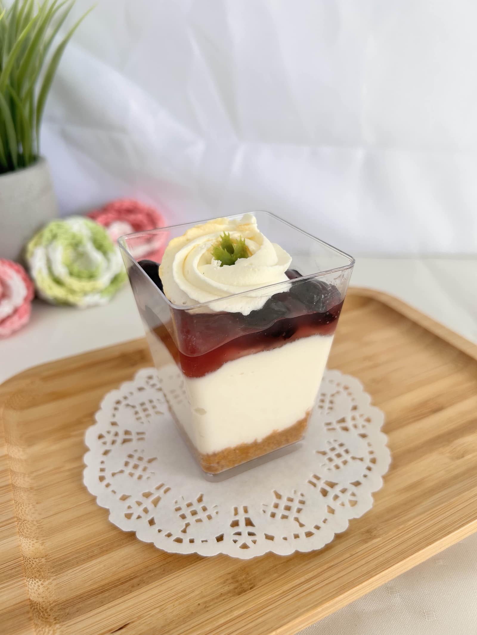 Cheesecake mini with fruit topping on a lace doily